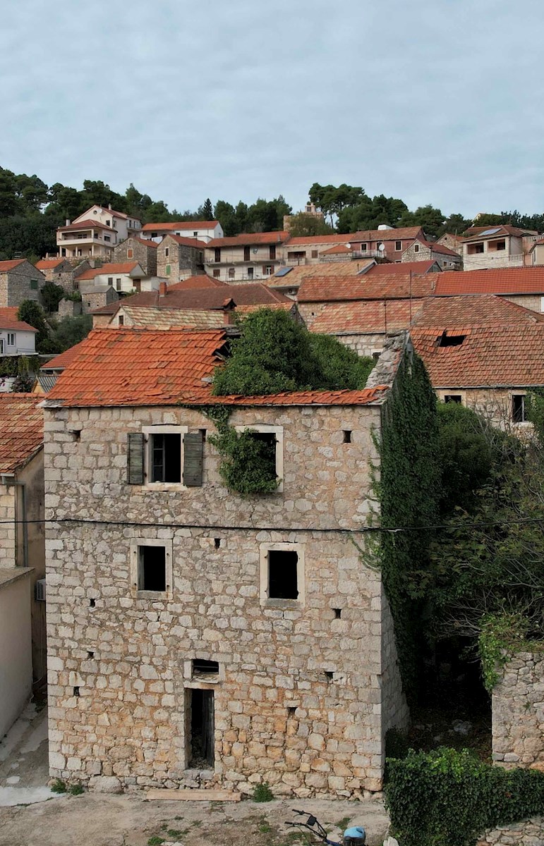 Casa tradizionale in pietra sull'isola di Hvar da ristrutturare