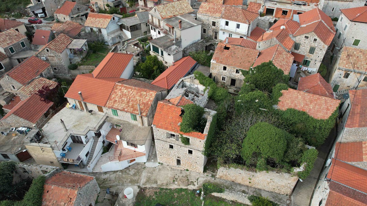 Casa tradizionale in pietra sull'isola di Hvar da ristrutturare