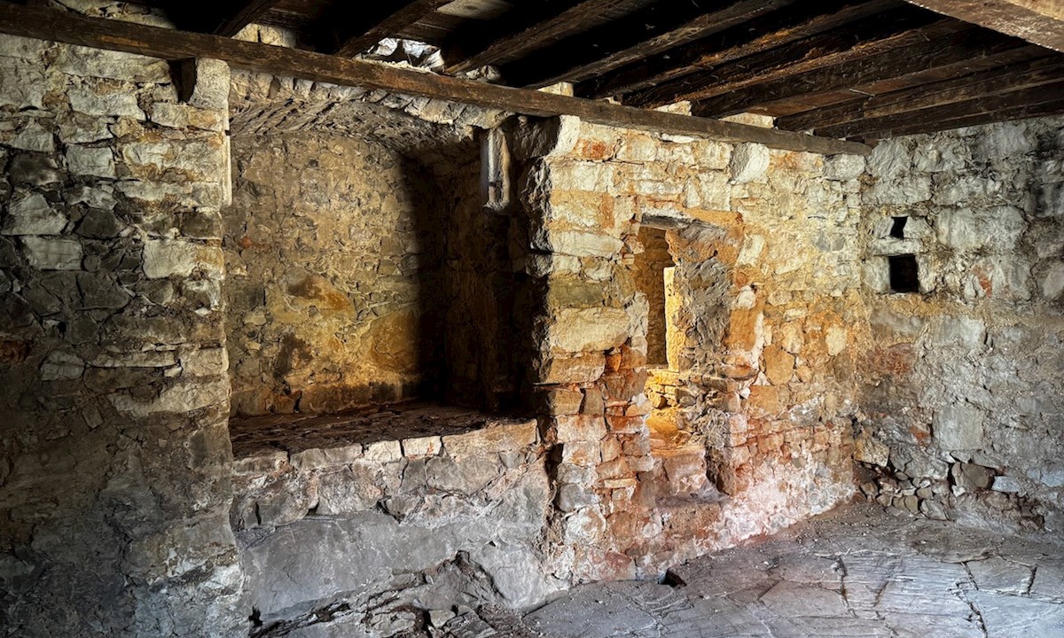 Casa in pietra a Hvar – Proprietà affascinante con carattere e potenziale