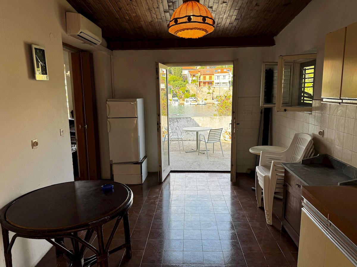 Casa in pietra sul mare con giardino recintato, Vrboska, Isola di Hvar