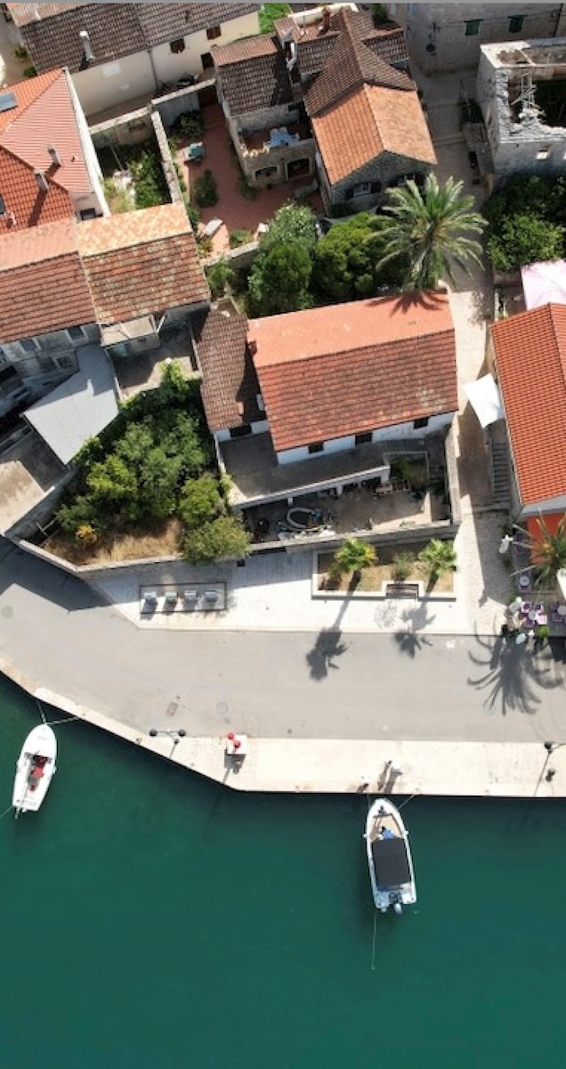 Casa in pietra sul mare con giardino recintato, Vrboska, Isola di Hvar
