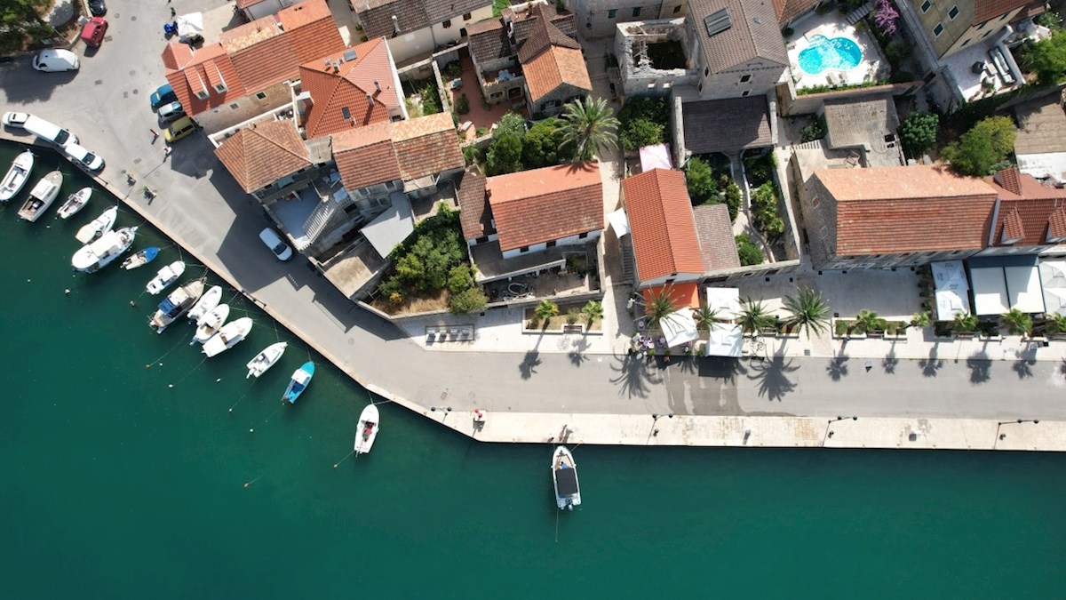 Casa in pietra sul mare con giardino recintato, Vrboska, Isola di Hvar