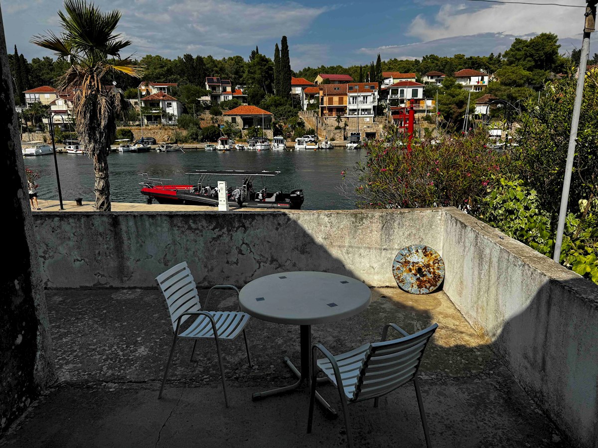 Casa in pietra sul mare con giardino recintato, Vrboska, Isola di Hvar