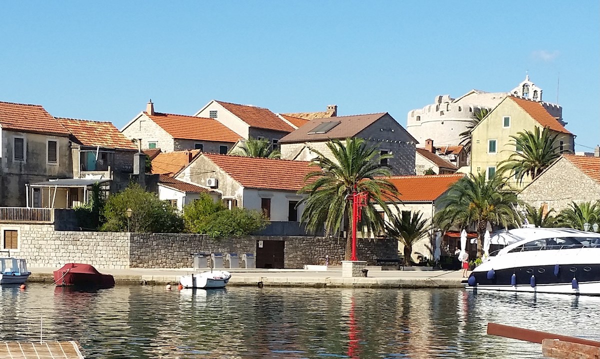 Casa in pietra sul mare con giardino recintato, Vrboska, Isola di Hvar