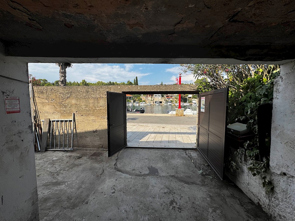 Casa in pietra sul mare con giardino recintato, Vrboska, Isola di Hvar