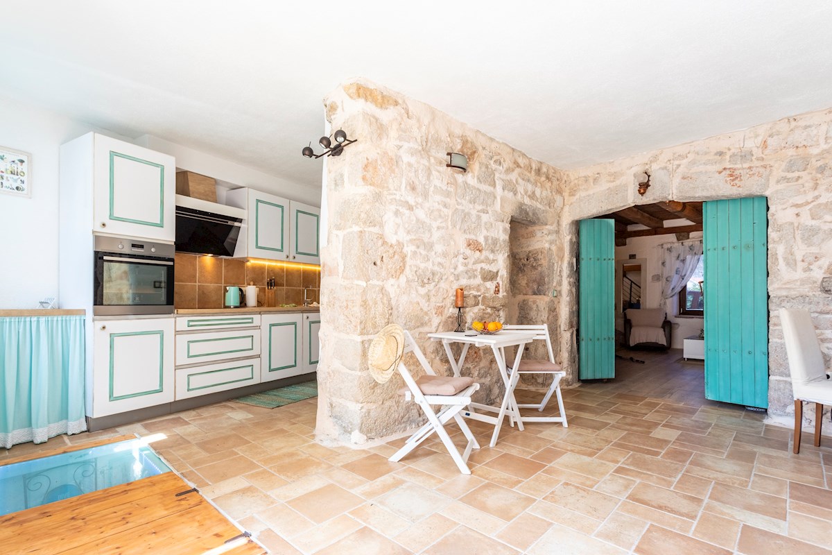 Incantevole casa in pietra con piscina sull'isola di Hvar