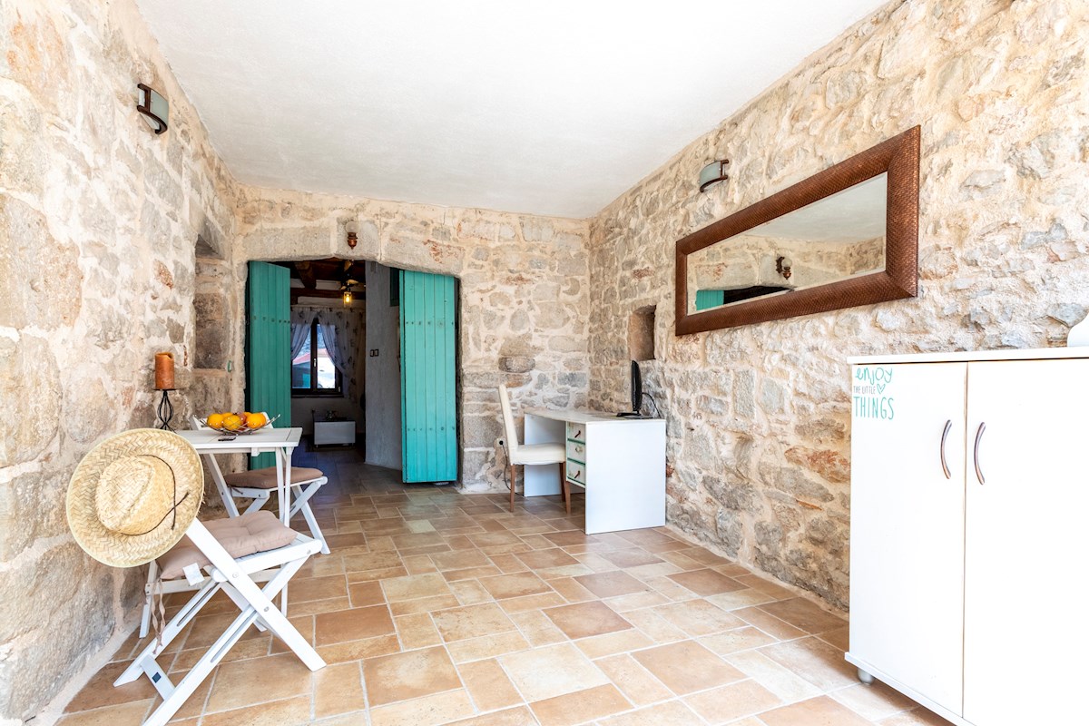 Incantevole casa in pietra con piscina sull'isola di Hvar