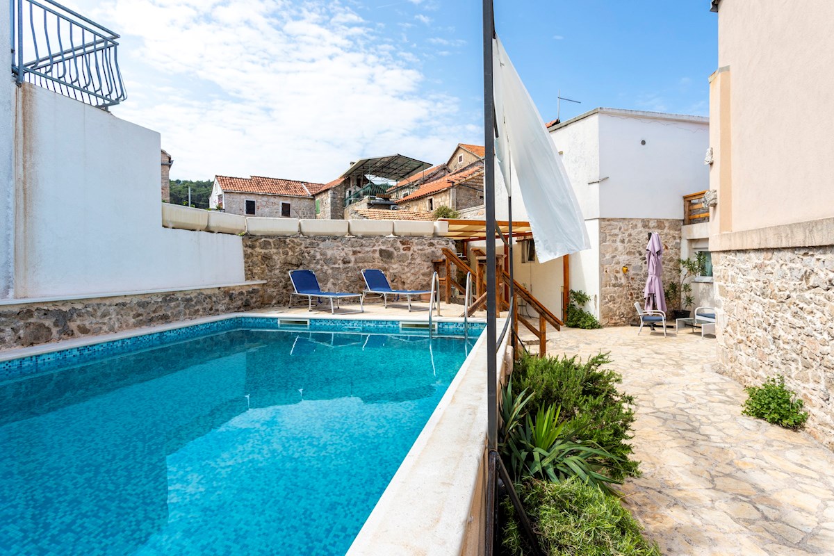 Incantevole casa in pietra con piscina sull'isola di Hvar