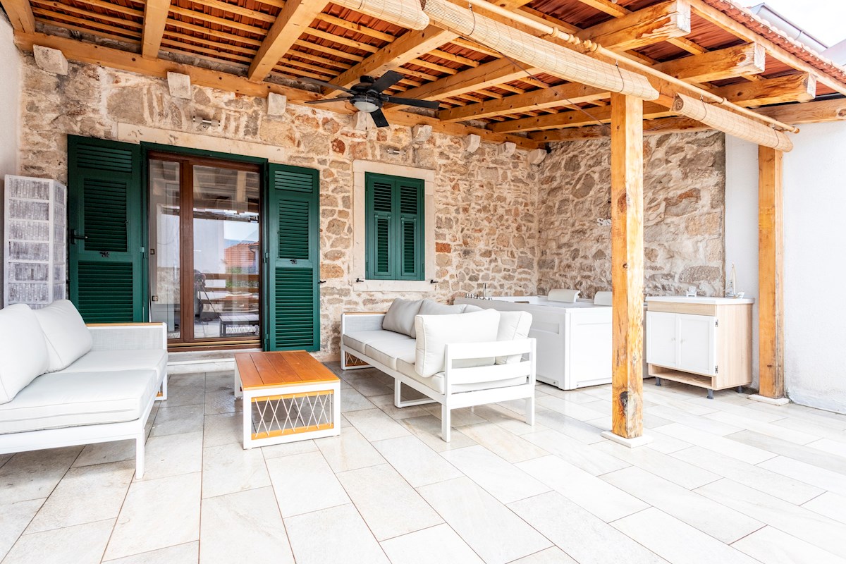 Incantevole casa in pietra con piscina sull'isola di Hvar