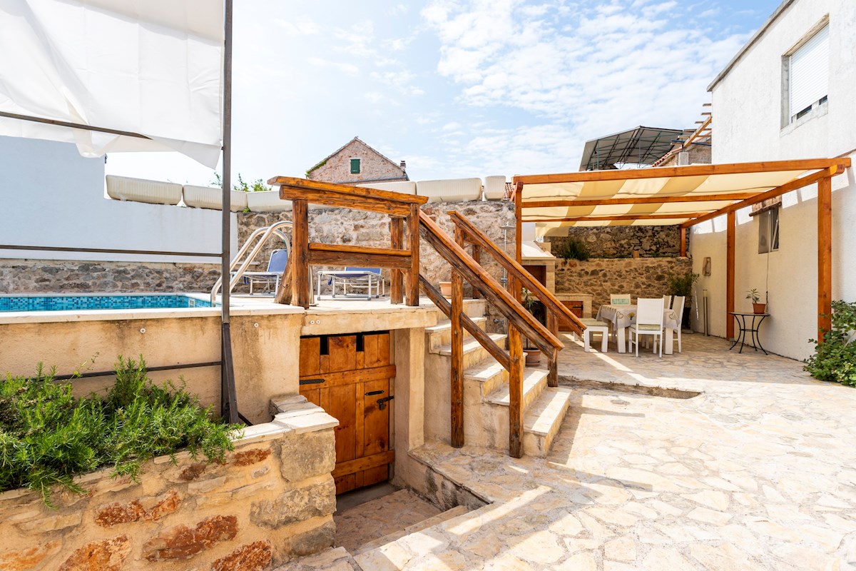 Incantevole casa in pietra con piscina sull'isola di Hvar