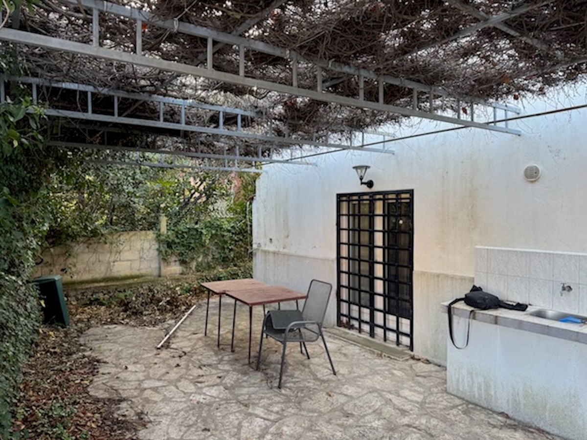 Casa unifamiliare a Hvar con giardino, parcheggio e annessi