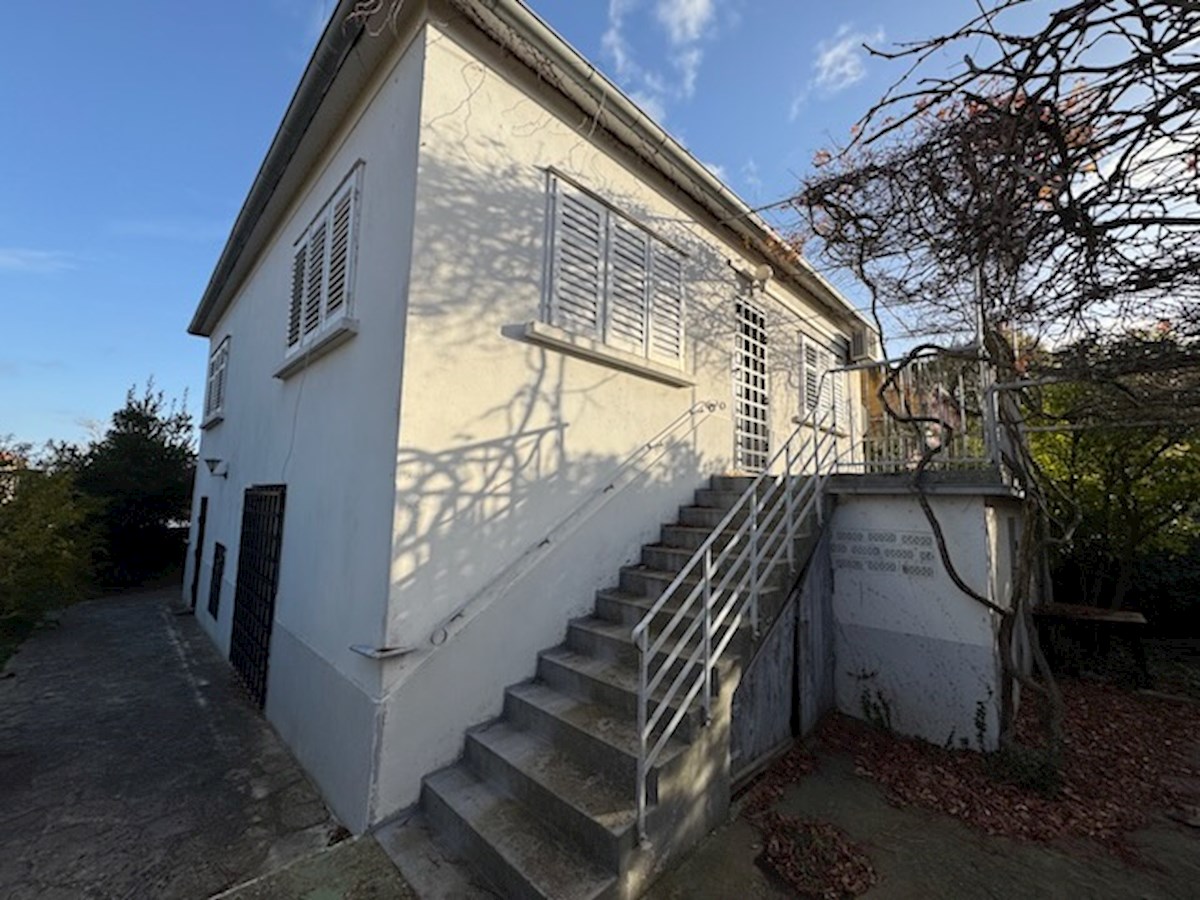 Casa unifamiliare a Hvar con giardino, parcheggio e annessi