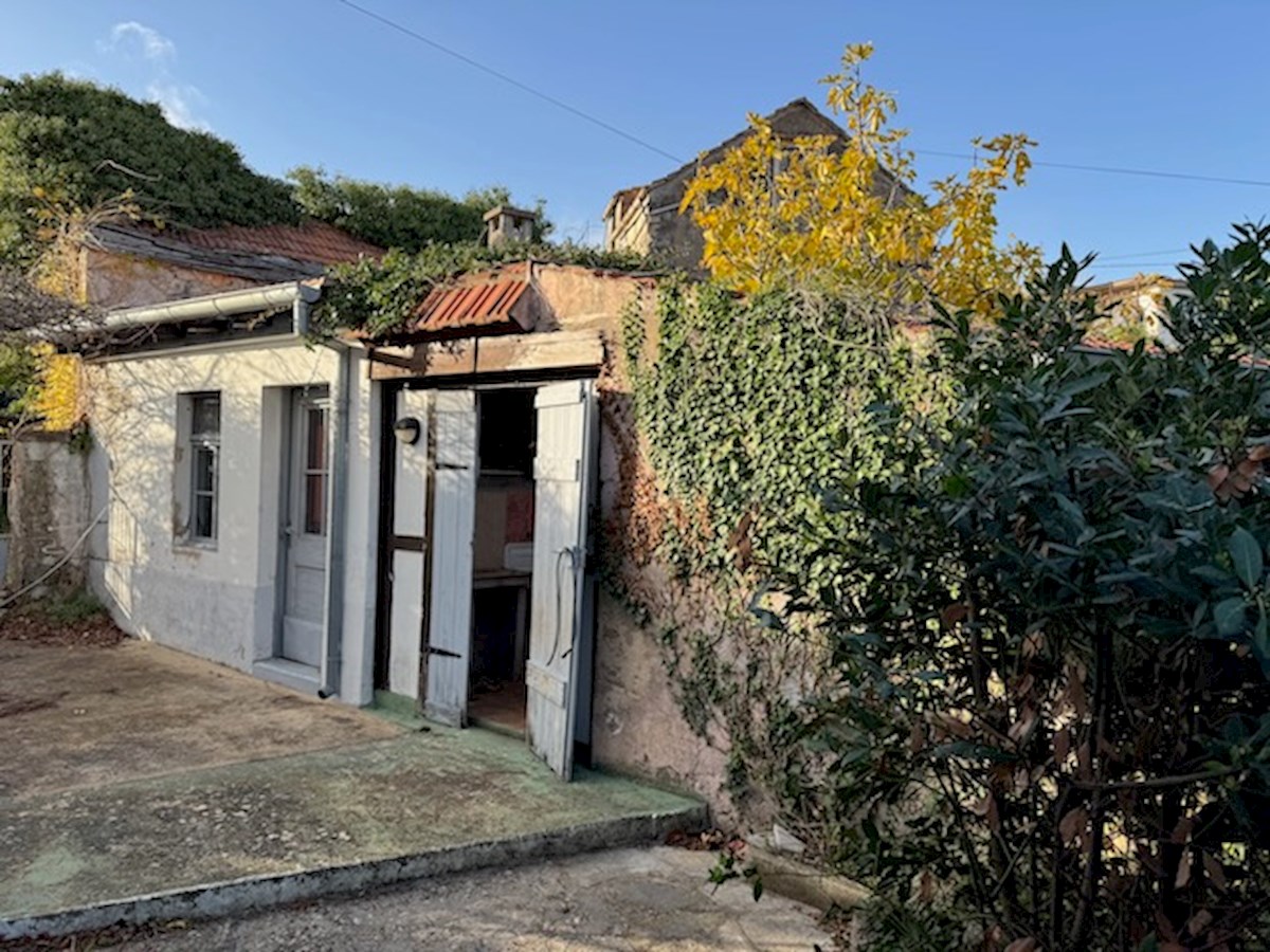 Casa unifamiliare a Hvar con giardino, parcheggio e annessi