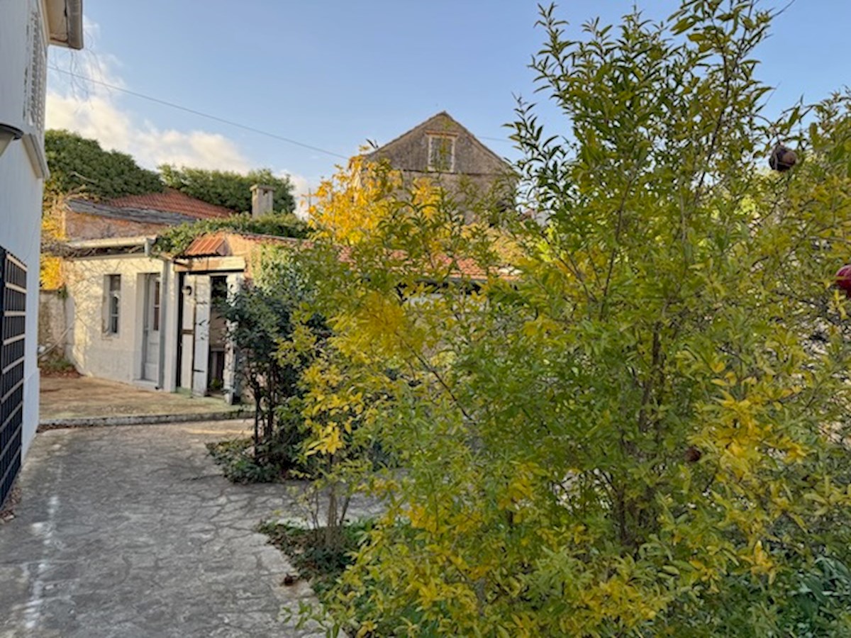 Casa unifamiliare a Hvar con giardino, parcheggio e annessi