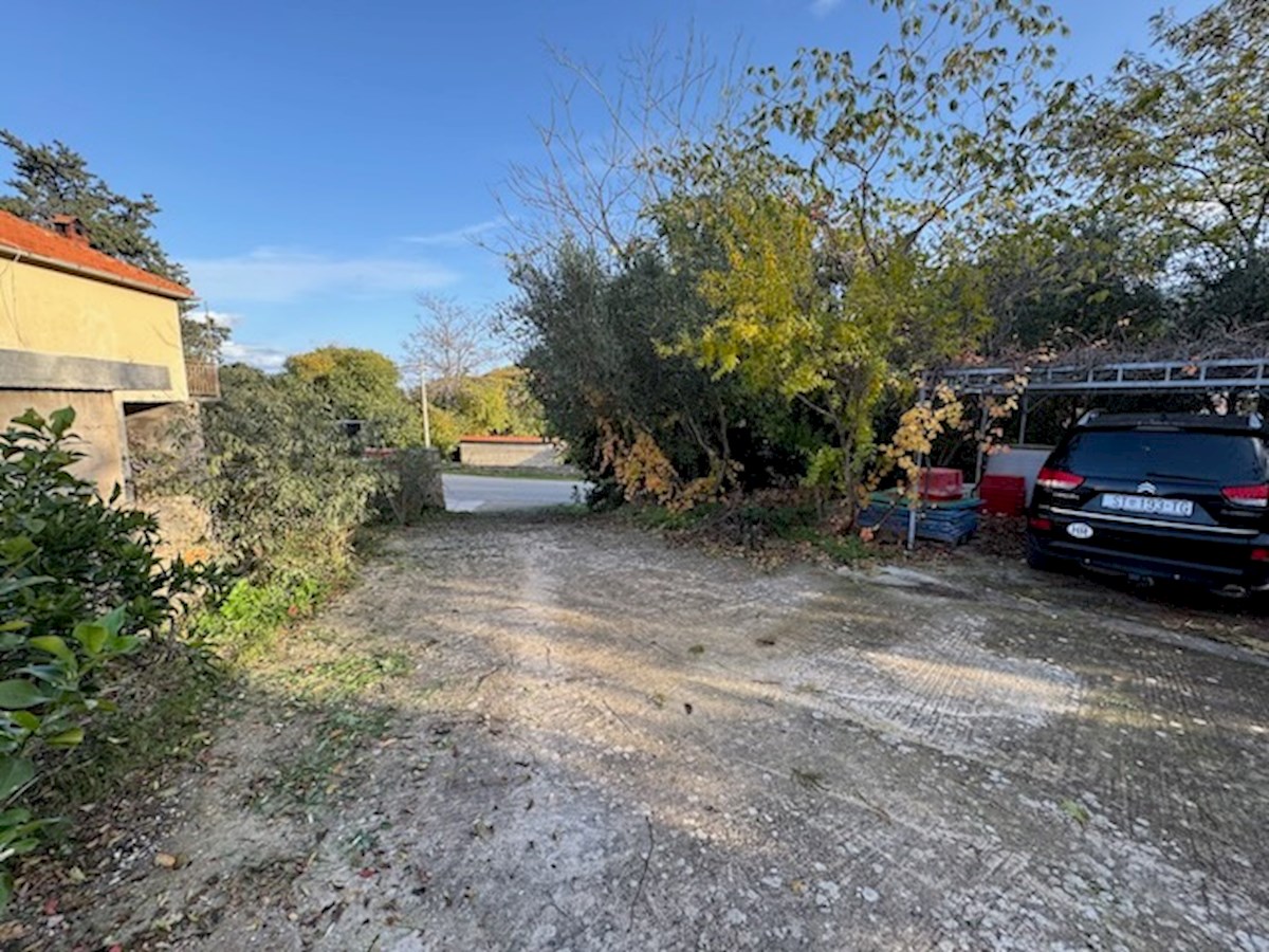 Casa unifamiliare a Hvar con giardino, parcheggio e annessi