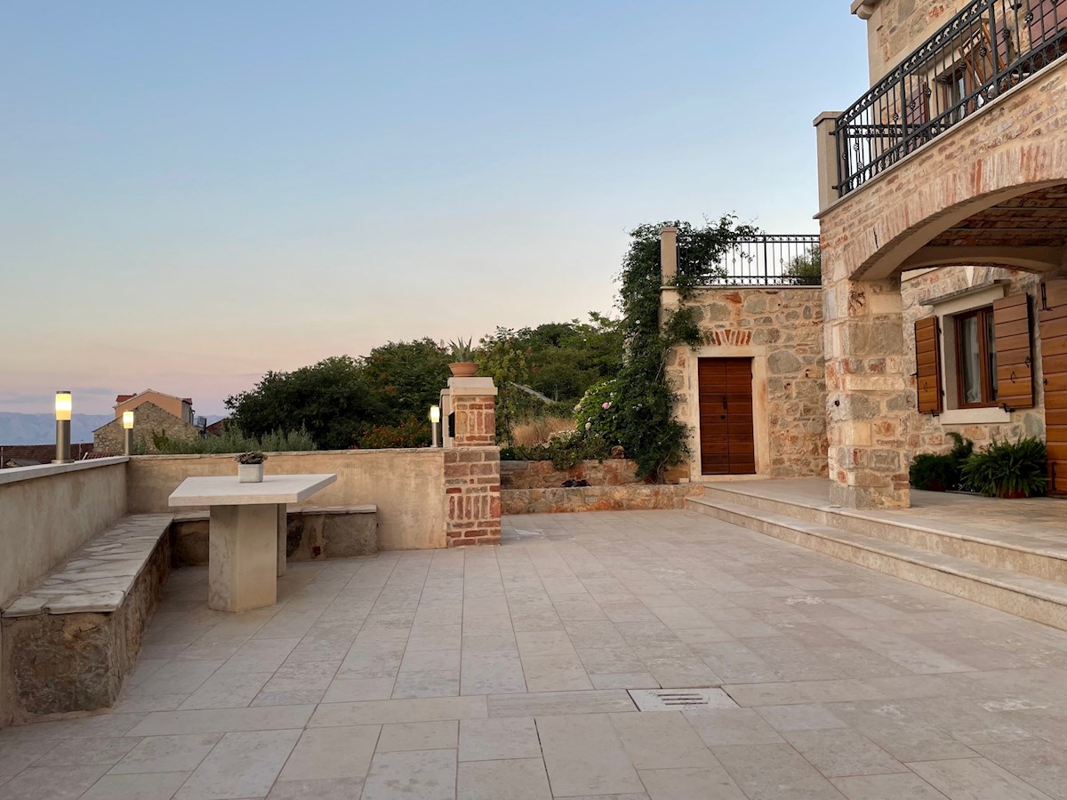 Eccezionale casa in pietra con piscina e vista panoramica sull'isola di Hvar