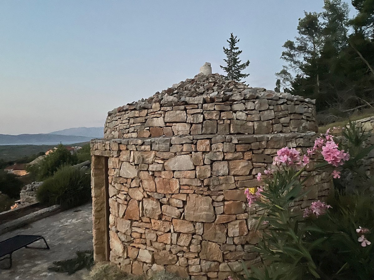 Eccezionale casa in pietra con piscina e vista panoramica sull'isola di Hvar