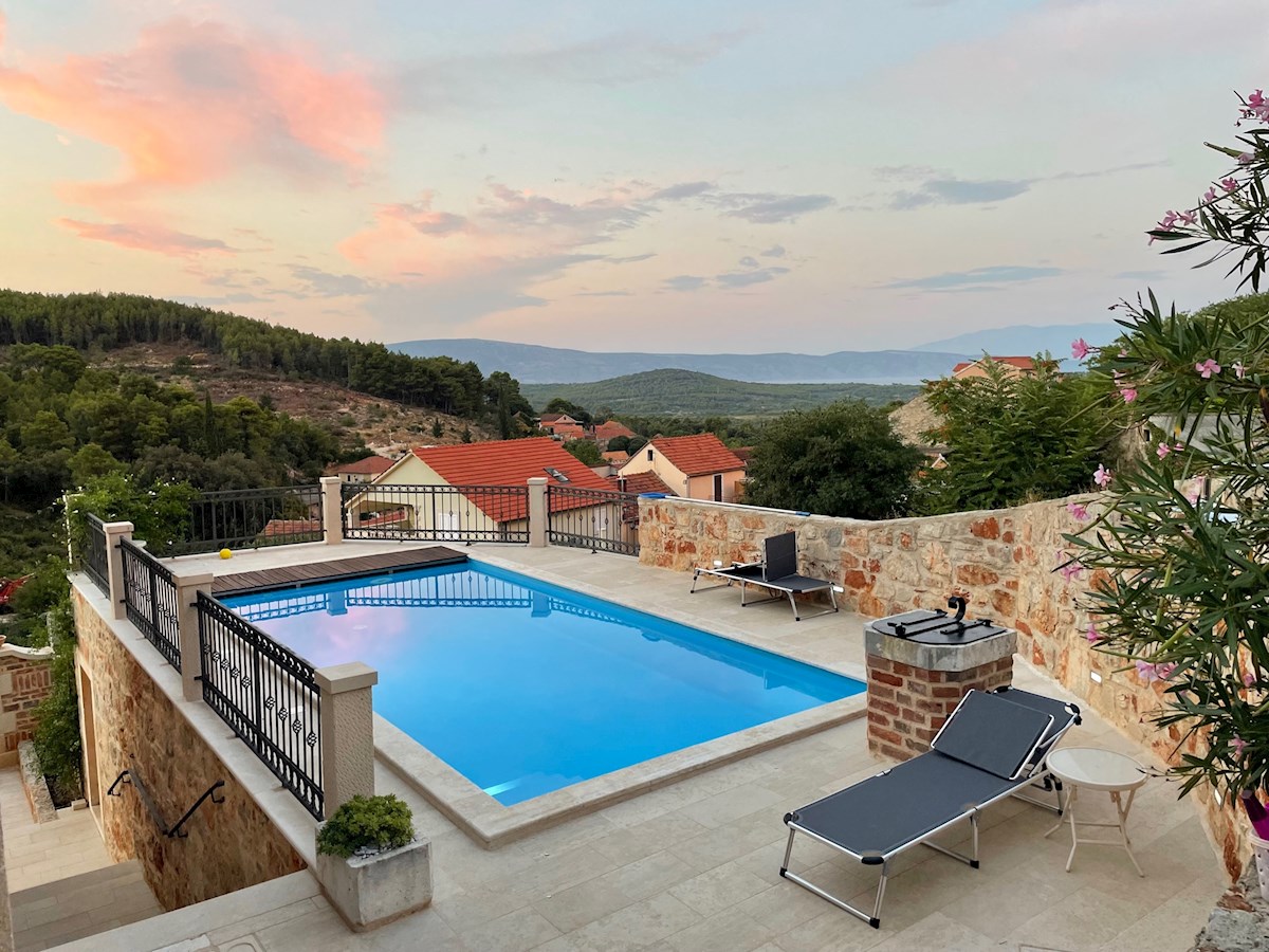 Eccezionale casa in pietra con piscina e vista panoramica sull'isola di Hvar