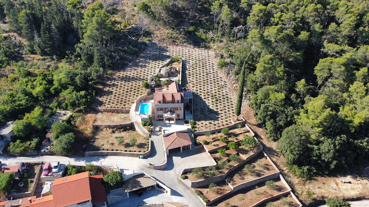 Eccezionale casa in pietra con piscina e vista panoramica sull'isola di Hvar