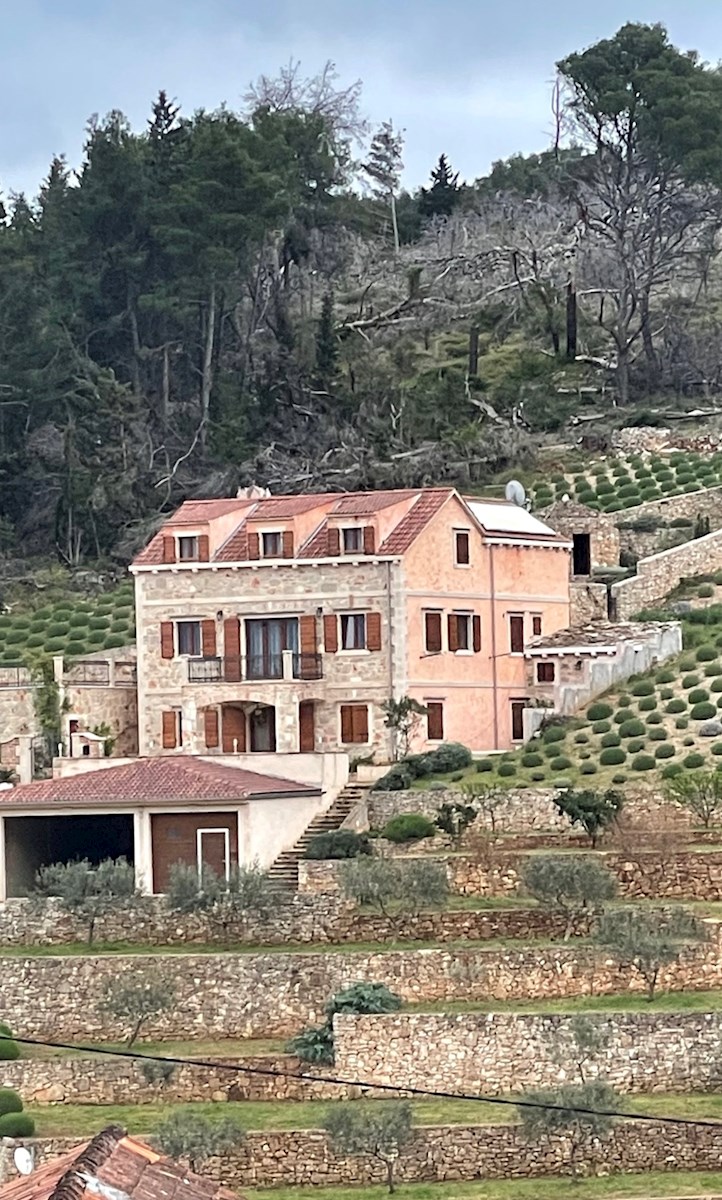 Eccezionale casa in pietra con piscina e vista panoramica sull'isola di Hvar