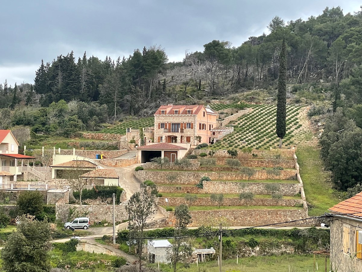 Eccezionale casa in pietra con piscina e vista panoramica sull'isola di Hvar