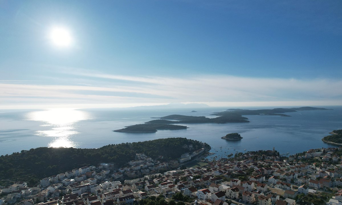 Ottimo terreno edificabile nella città di Hvar, 1200 m² con vista