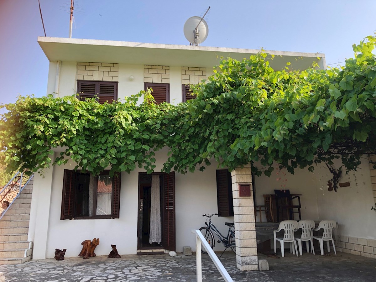 Casa con giardino e parcheggio a Vrboska sull'isola di Hvar al vendita