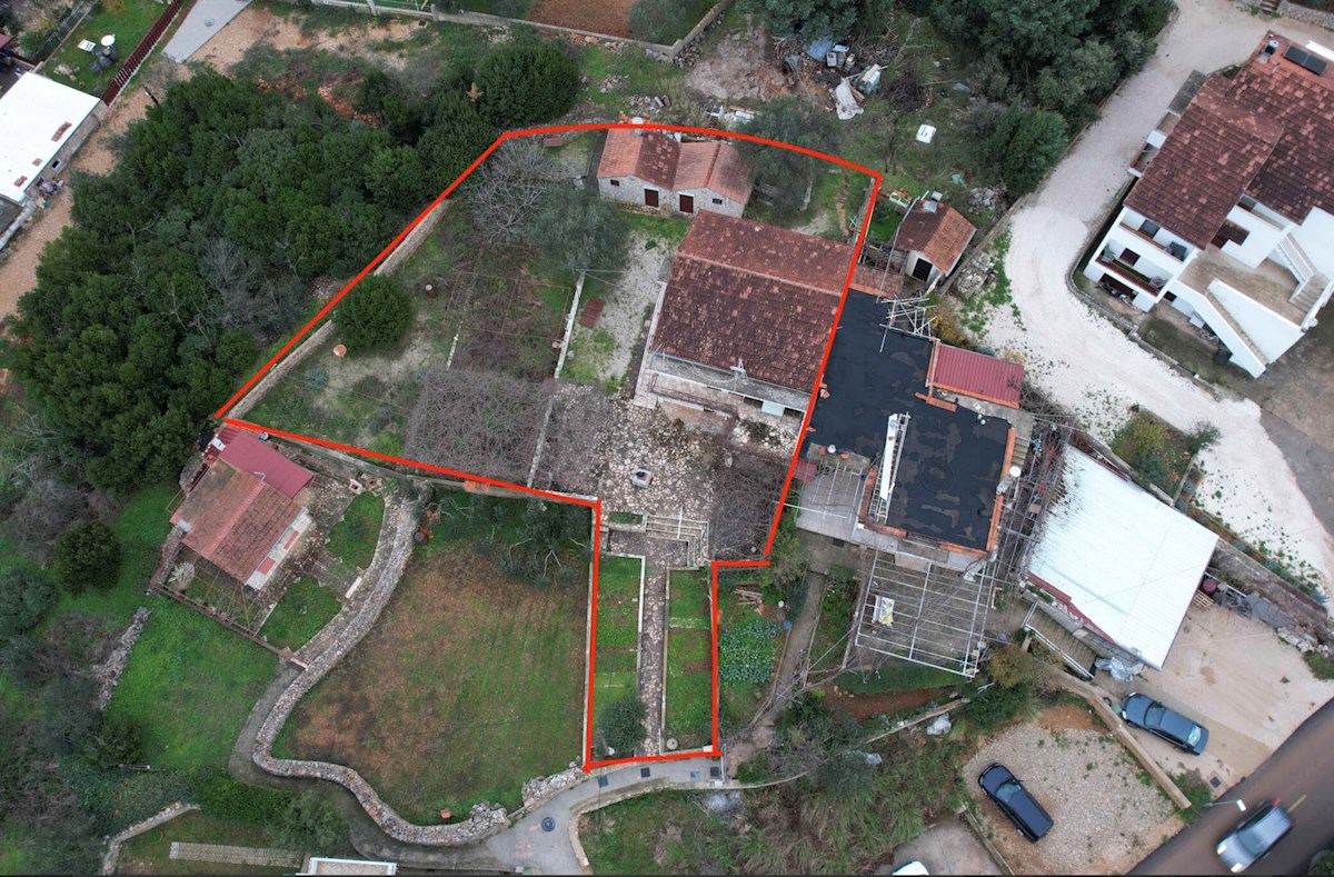 Casa con giardino e parcheggio a Vrboska sull'isola di Hvar al vendita
