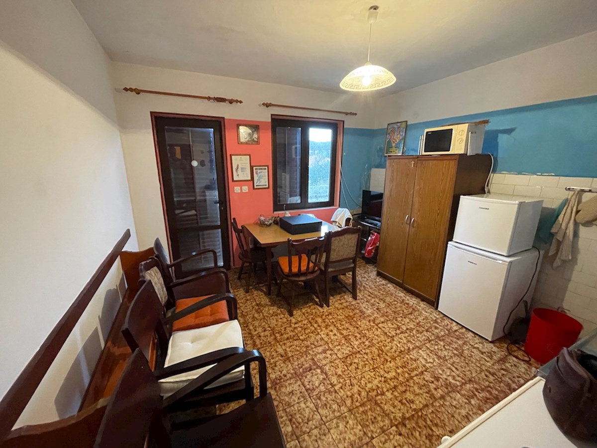 Casa con giardino e parcheggio a Vrboska sull'isola di Hvar al vendita