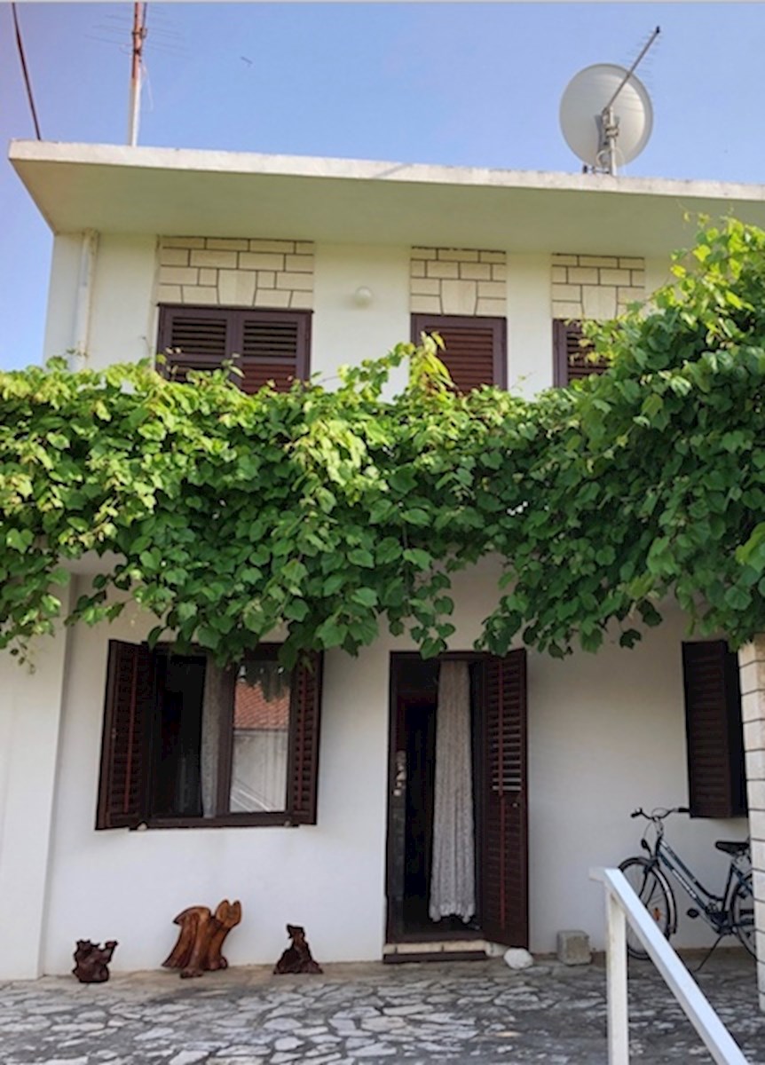 Casa con giardino e parcheggio a Vrboska sull'isola di Hvar al vendita