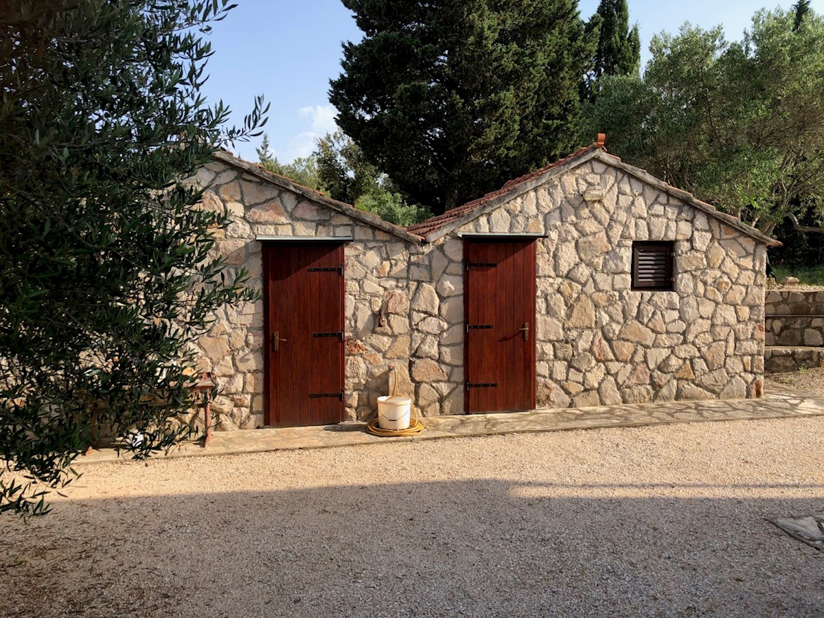 Casa con giardino e parcheggio a Vrboska sull'isola di Hvar al vendita