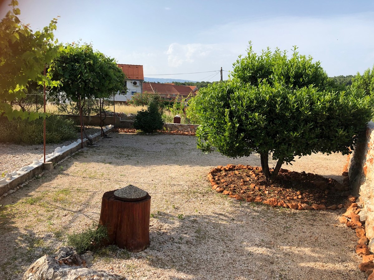 Casa con giardino e parcheggio a Vrboska sull'isola di Hvar al vendita