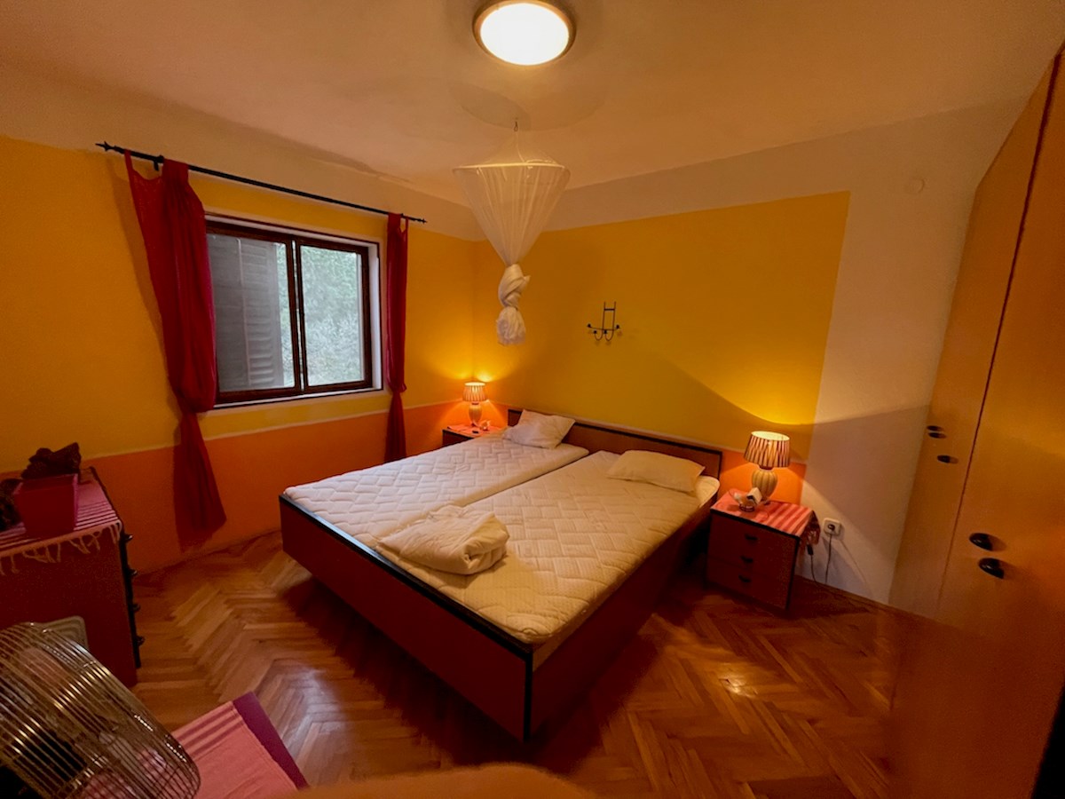 Casa con giardino e parcheggio a Vrboska sull'isola di Hvar al vendita