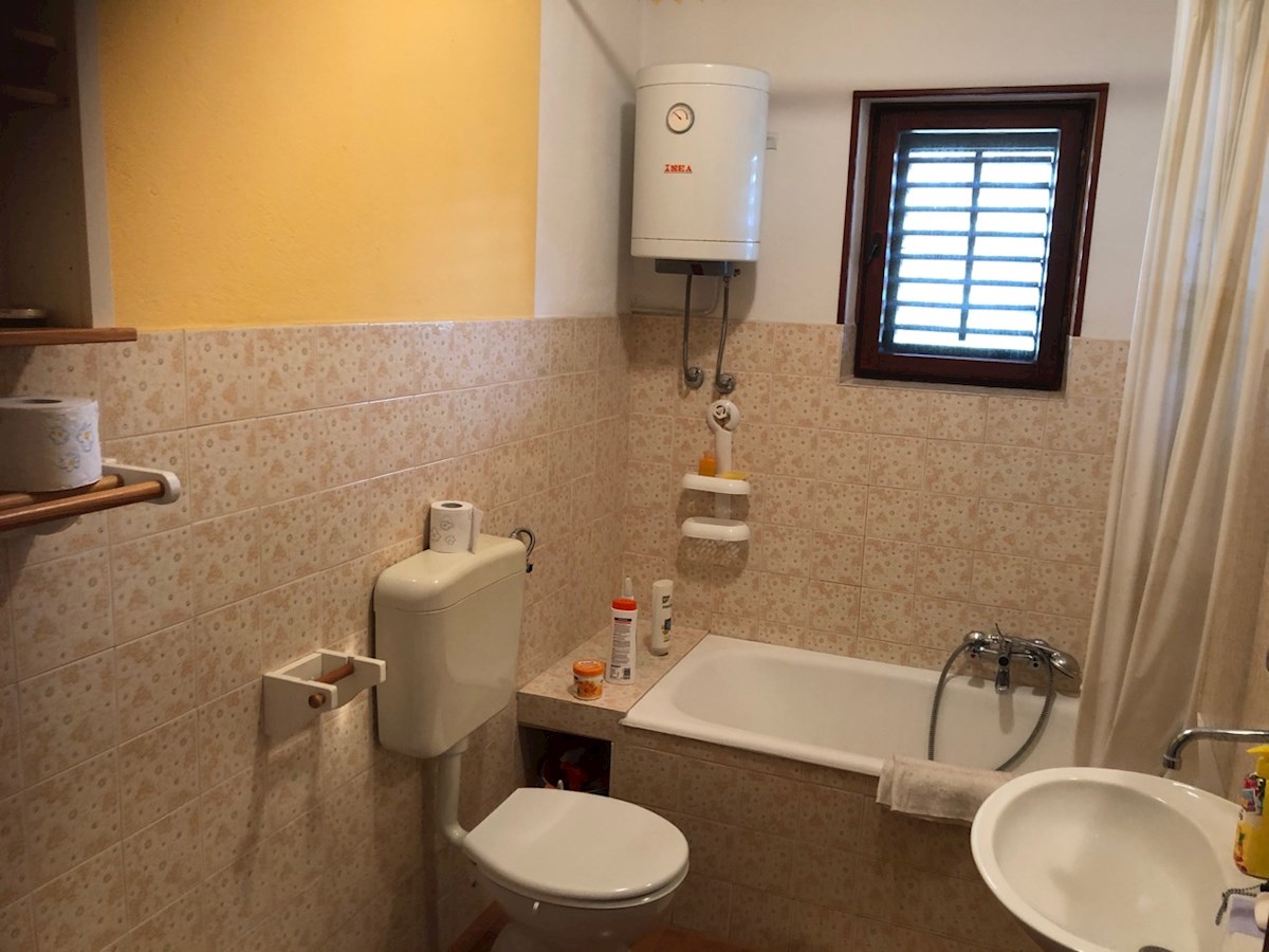 Casa con giardino e parcheggio a Vrboska sull'isola di Hvar al vendita