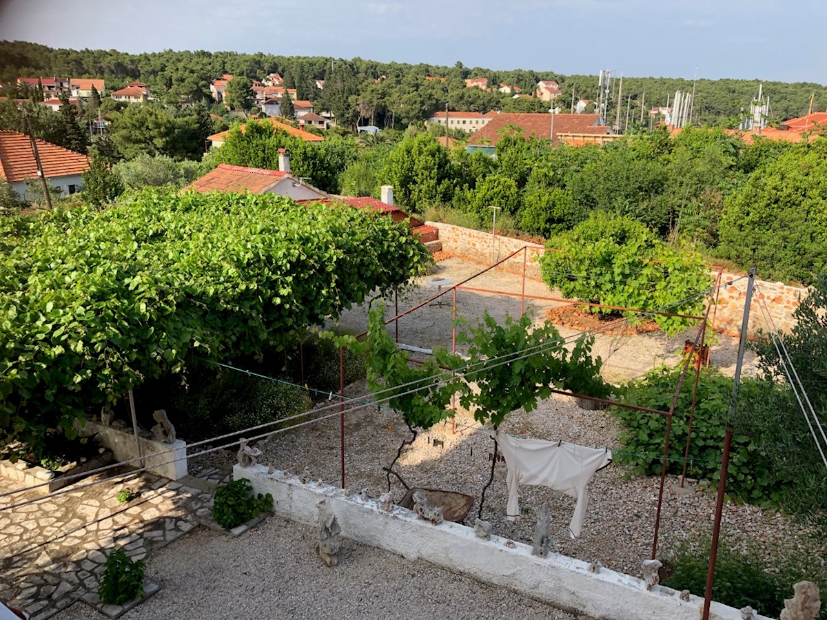 Casa con giardino e parcheggio a Vrboska sull'isola di Hvar al vendita