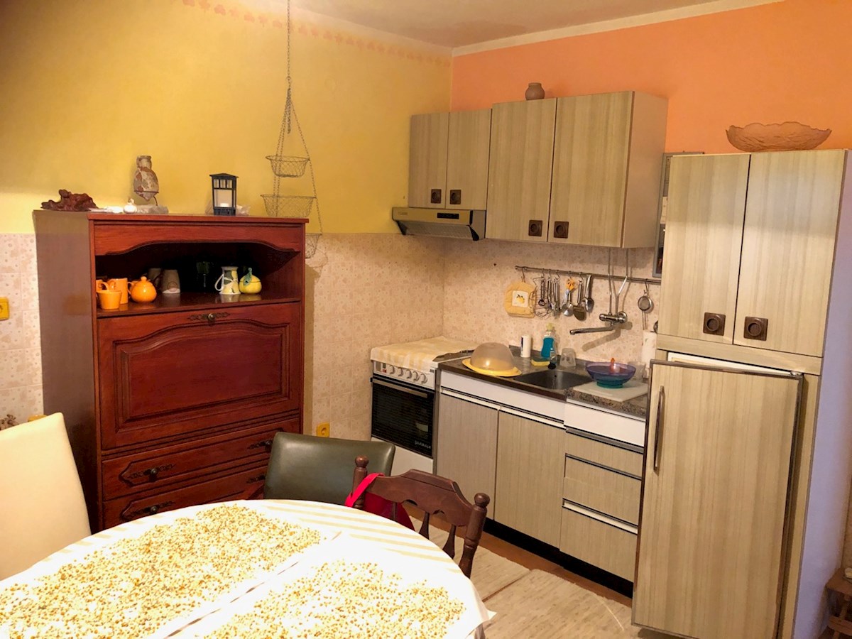 Casa con giardino e parcheggio a Vrboska sull'isola di Hvar al vendita