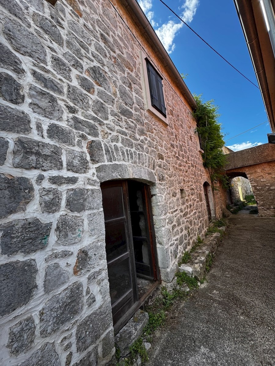 Casa in pietra con giardino e terreno Dol, isola di Hvar