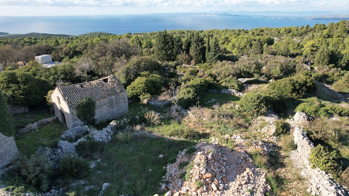 Terreno edificabile a Hvar con un progetto di costruzione presentato per l'approvazione