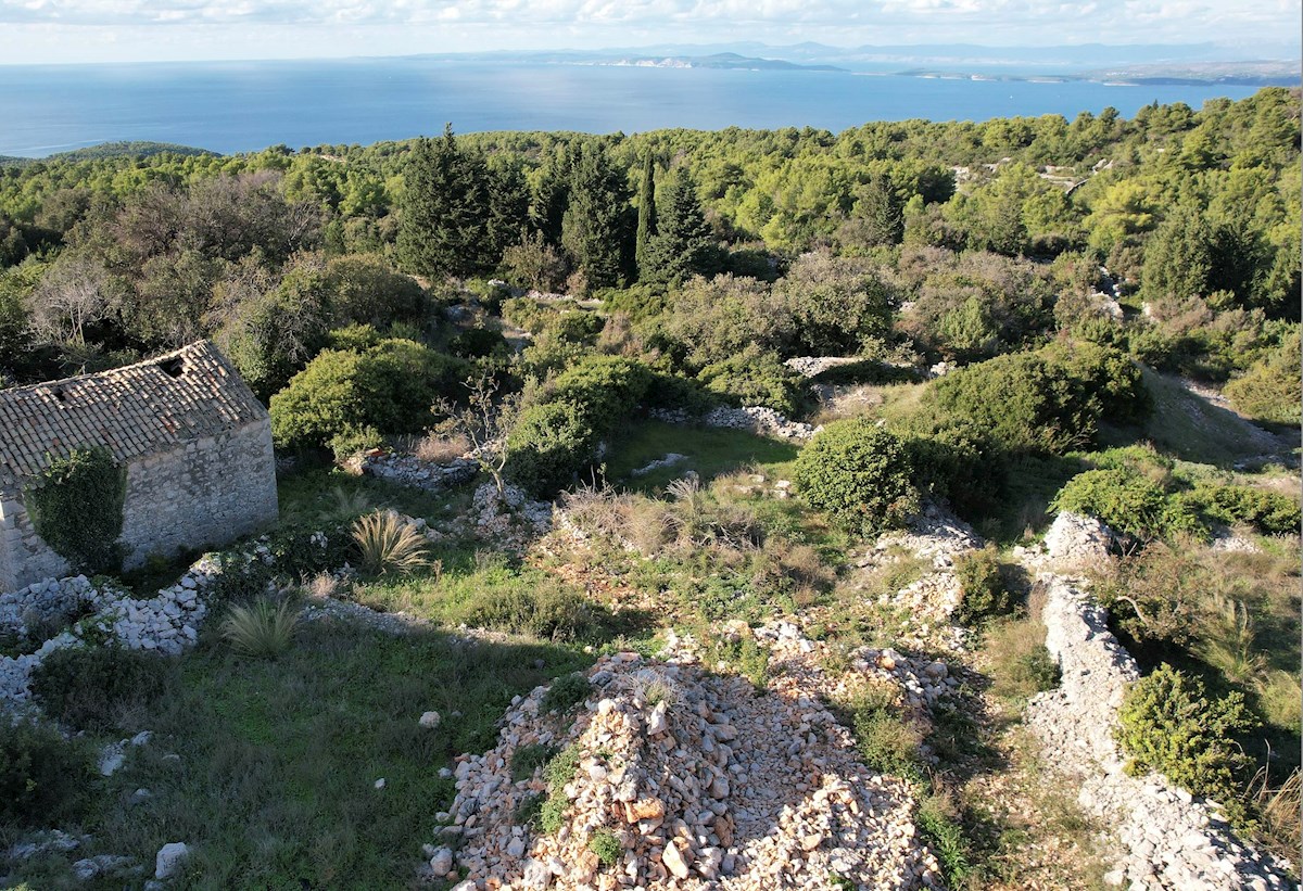 Terreno edificabile a Hvar con un progetto di costruzione presentato per l'approvazione