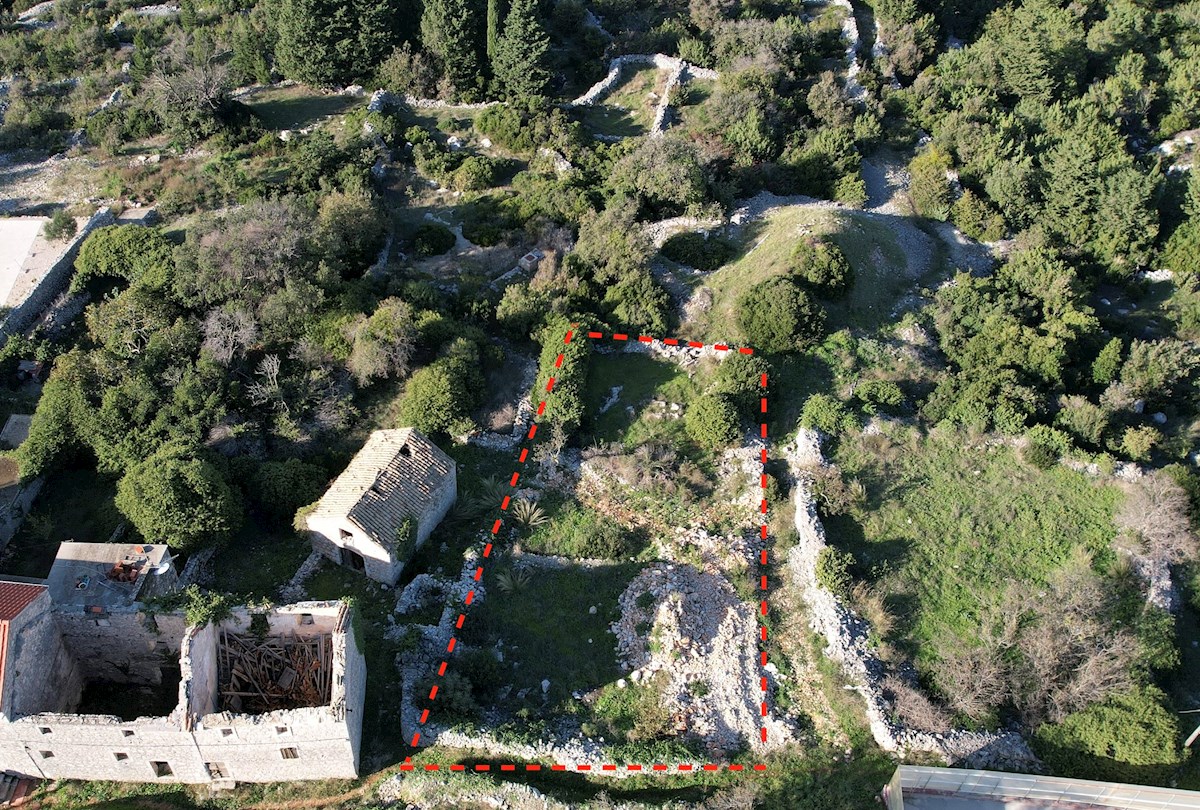Terreno edificabile a Hvar con un progetto di costruzione presentato per l'approvazione