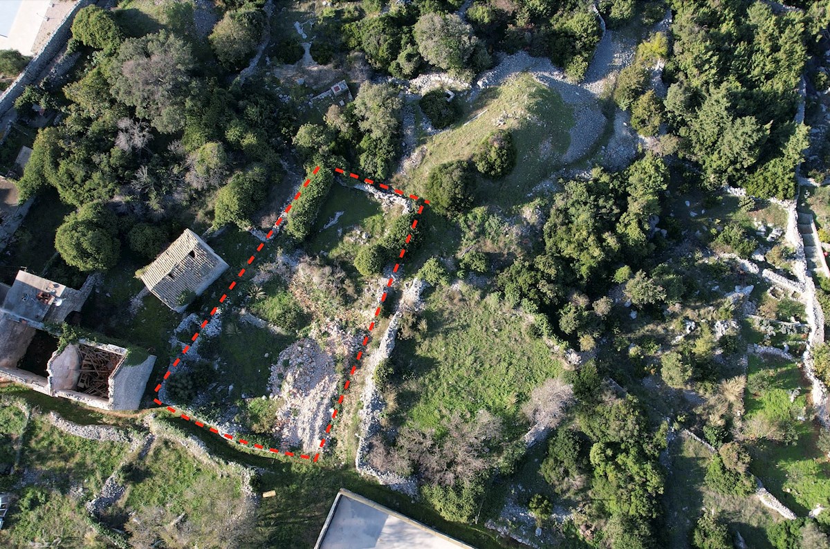 Terreno edificabile a Hvar con un progetto di costruzione presentato per l'approvazione