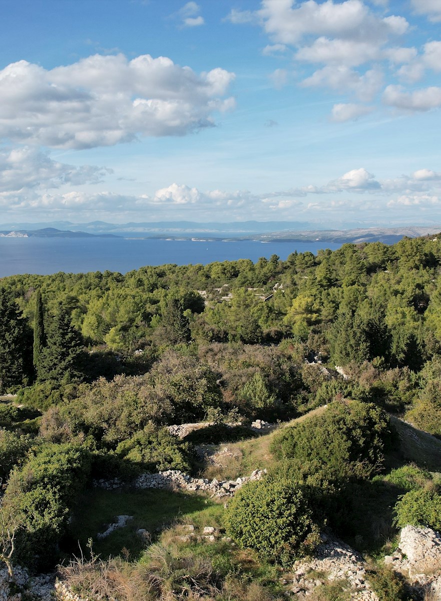 Terreno edificabile a Hvar con un progetto di costruzione presentato per l'approvazione