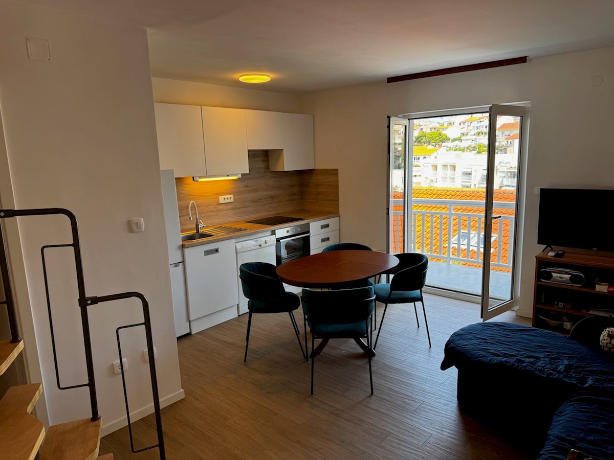 Appartamento duplex con balcone, terrazza, giardino e parcheggio a Hvar