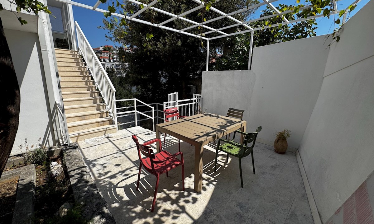 Appartamento duplex con balcone, terrazza, giardino e parcheggio a Hvar