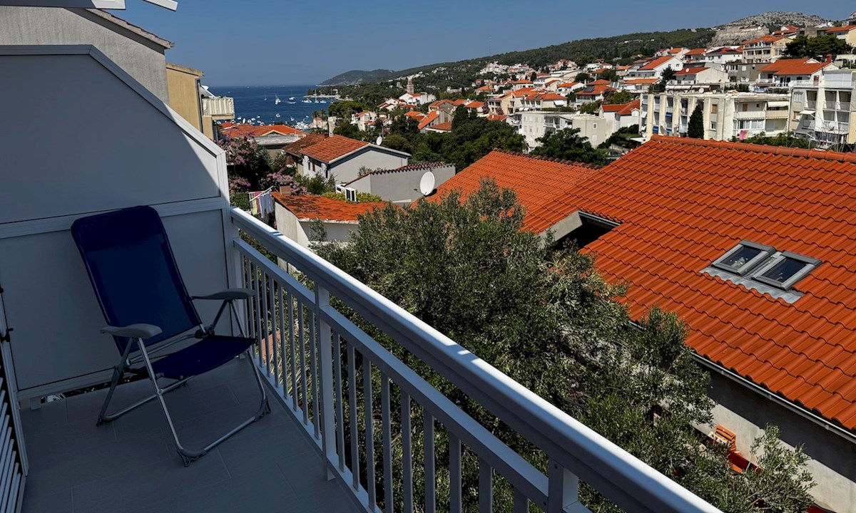 Appartamento duplex con balcone, terrazza, giardino e parcheggio a Hvar