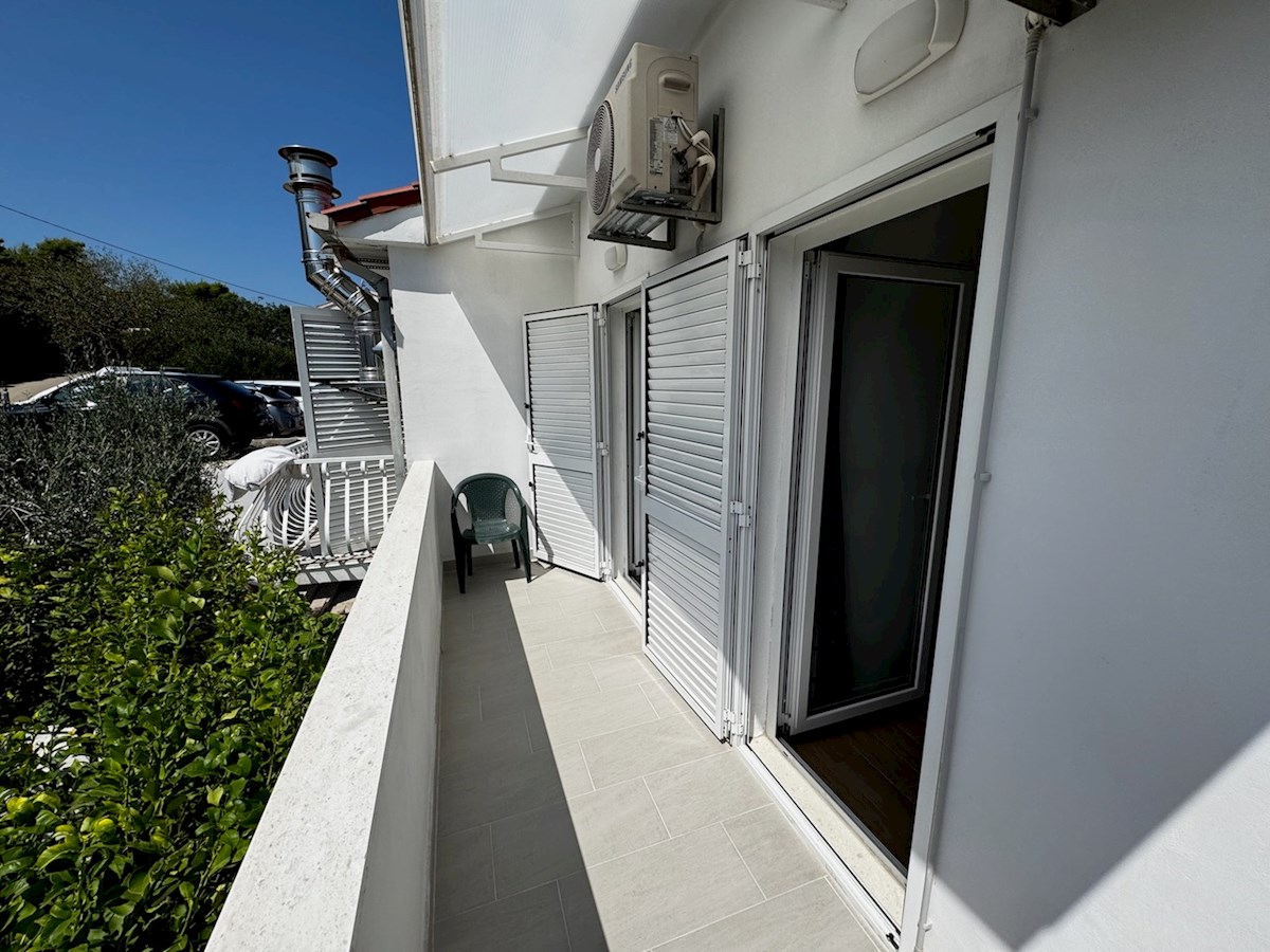 Appartamento duplex con balcone, terrazza, giardino e parcheggio a Hvar
