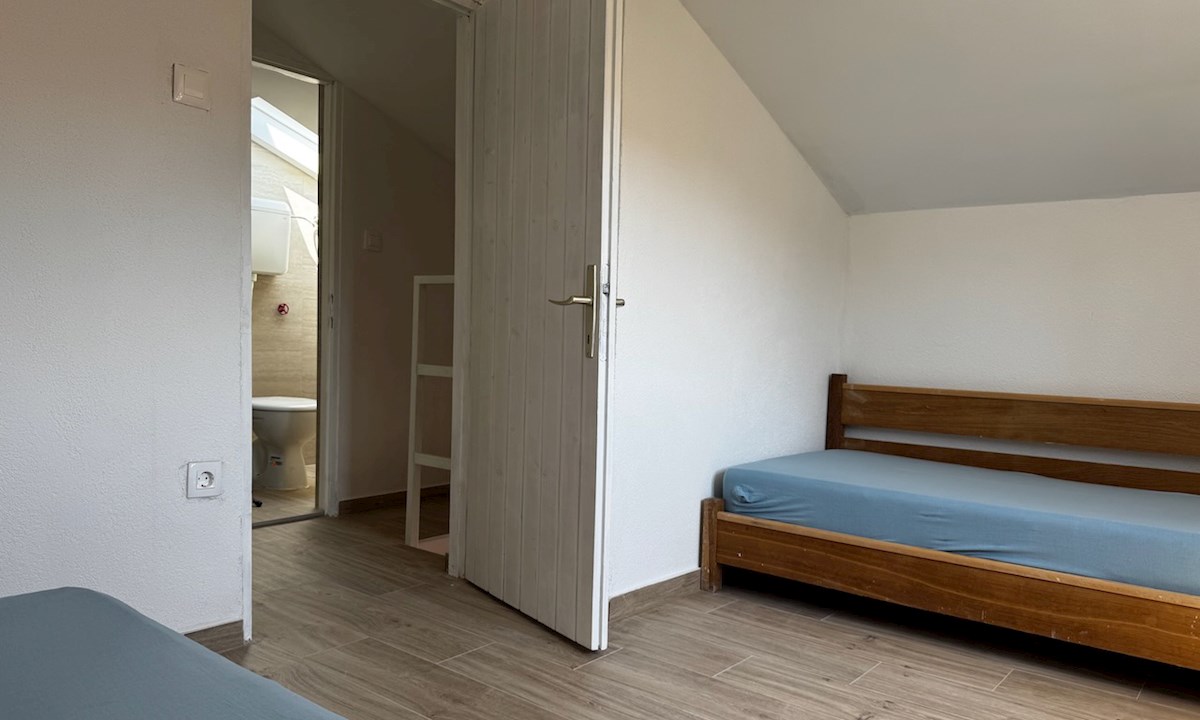 Appartamento duplex con balcone, terrazza, giardino e parcheggio a Hvar