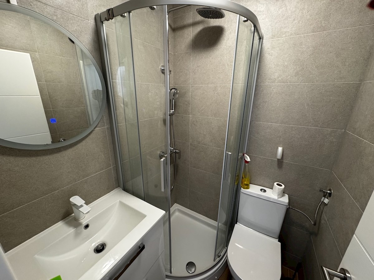 Appartamento duplex con balcone, terrazza, giardino e parcheggio a Hvar