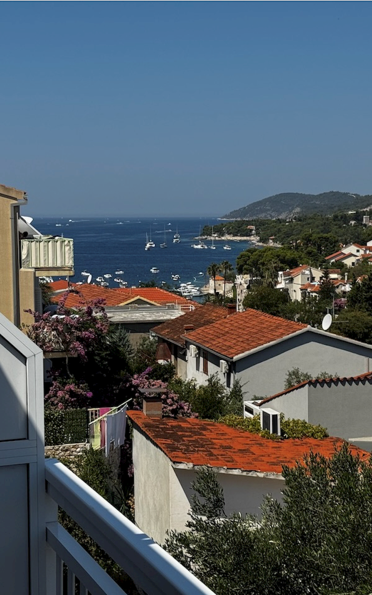 Appartamento duplex con balcone, terrazza, giardino e parcheggio a Hvar