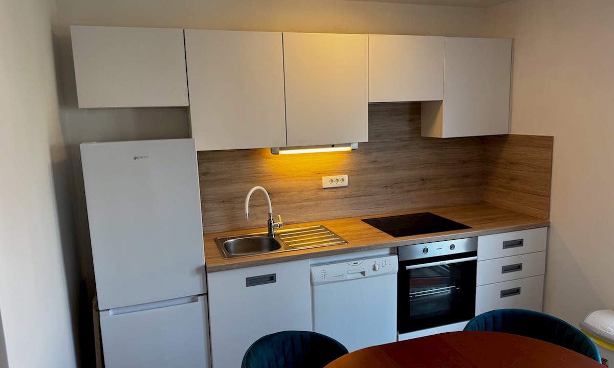 Appartamento duplex con balcone, terrazza, giardino e parcheggio a Hvar